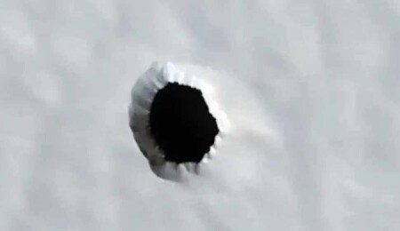 Mars'ta gizemli bir delik keşfedildi