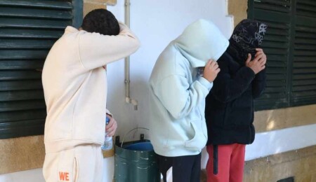 Tasarruflarında uyuşturucu, bıçak ve sopa bulunan üç zanlı, 3 gün tutuklu kalacak
