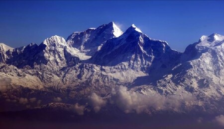 Everest'te şerpalar zirveye kadar olan rotanın ip hattı kurulumunu tamamladı