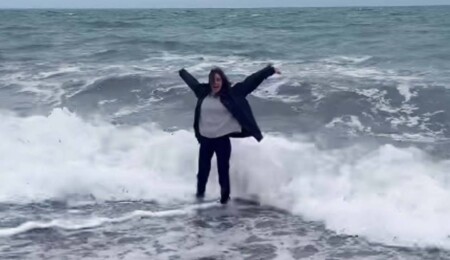 Melis Sezen kıyafetleriyle denize girdi
