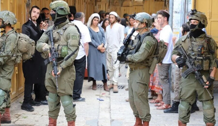 Yahudi yerleşimciler, İsrail askerlerinin korumasında Ramallah'a bağlı bir beldeye saldırdı