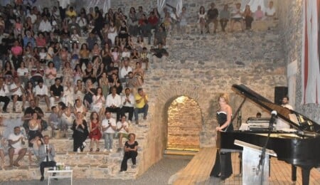 Kıbrıslı Türk piyanist Rüya Taner Anemurium Antik Kenti'nde konser verdi