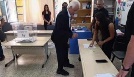 3'üncü Cumhurbaşkanı Derviş Eroğlu, oyunu kullandı