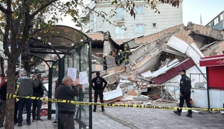 Türkiye’nin Kocaeli ilinde 7 katlı bina çöktü: 2 kişinin cansız bedenine ulaşıldı