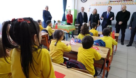 Ziya Öztürkler, Rize’de Doğuş Çay İlkokulu’nu ziyaret etti