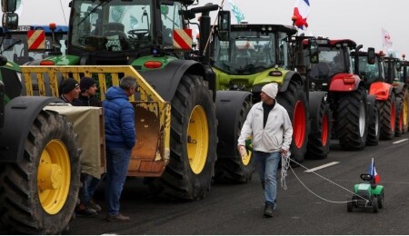 Fransa’da çiftçilerden hayvanların uyutulmasına karşı protesto