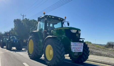 Güney Kıbrıs'ta çifte eylem: Çiftçiler traktörle sokakta, öğretmenler grev yapıyor