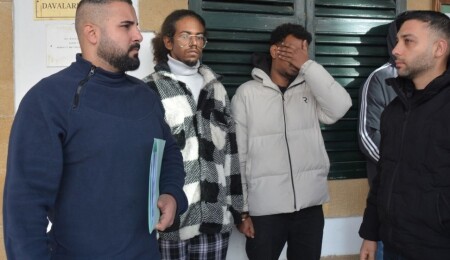 Uyuştucucu suçundan itham edilen iki zanlıya 1 gün tutukluluk