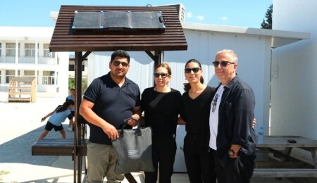 DAÜ öğrencilerinden ekolojik tasarım: Solar şarj üniteli istasyon, Yeniboğaziçi İlkokulu’na hibe edildi