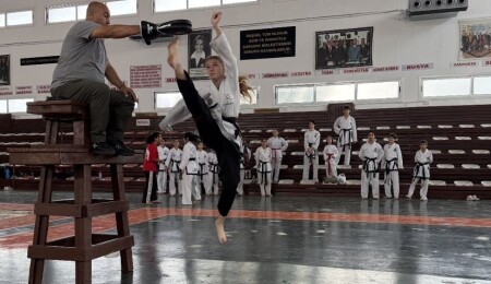 Taekwondocular General Choi anısına yarıştı: Dereceye giren sporculara ödülleri takdim edildi