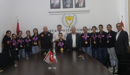 Arıklı, 41 madalya kazanan Taekwondo Federasyonu Başkanı Eyüp Zafer Gökbilen ve sporcuları kabul etti