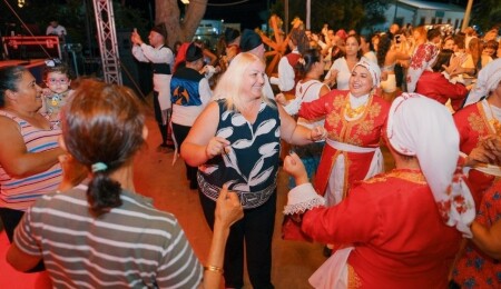 Mehmetçik Üzüm Festivali'nde dün akşam Kıbrıs Gecesi yapıldı, Grup Otantik sahne aldı