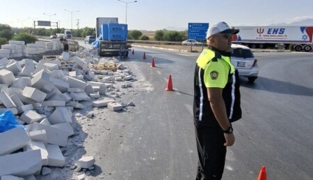 Gazimağusa-Lefkoşa Anayolu’nda TIR devrildi: Lefkoşa'ya gidiş tek şeride düşürüldü
