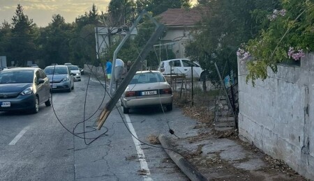Girne-Lefkoşa yolunda elektrik direği devrildi: Polis dikkatli sürüş uyarısında bulundu!