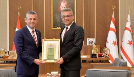 Cumhurbaşkanı Erhürman, CHP Genel Başkanı Özel ve heyetini kabul etti: Karşılıklı hediye takdimi