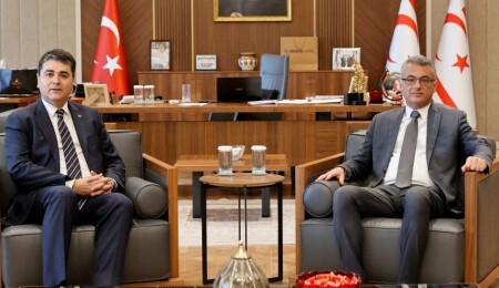 Cumhurbaşkanı Erhürman, DP Genel Başkanı Uysal ve heyetini kabul etti: Karşılıklı hediye takdimi