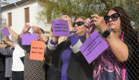 Kadınlardan “şiddete karşı sessiz kalmamak ve dayanışmayı görünür kılmak için ağ örüyoruz” mesajı