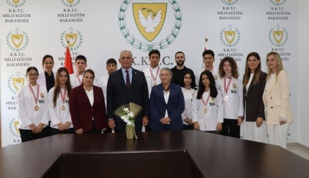 Çavuşoğlu’ndan Güzelyurt Meslek Lisesi öğrencilerine madalya ödülü: 1'i altın toplamda 8 madalya!