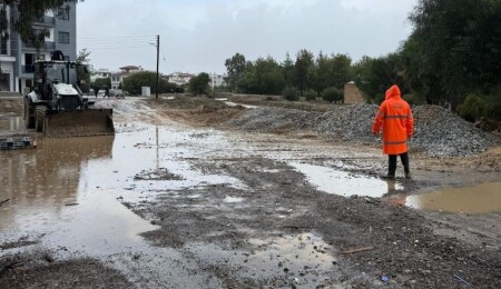 Nalbantoğlu Hastanesi’nde taşkın riski: Ekipler dereye bent çalışması yapıyor