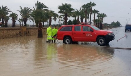 İtfaiye ekipleri su baskınlarına 20 personel ve 7 araçla müdahale etti: Mahsurlar kurtarıldı