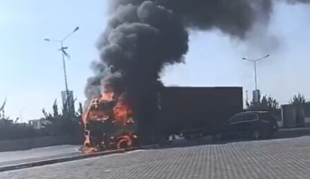 Değirmenlik’te seyir halindeki TIR alev aldı: Sürücü yaralanmadan kurtuldu