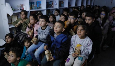 Depremzede çocuklar konteyner sinemada sosyalleşiyor