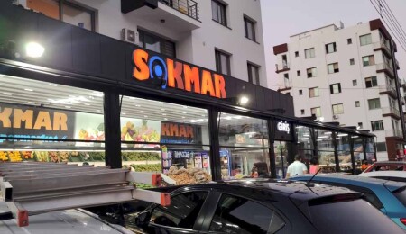 Kasiyerlerin taburelerinin kaldırılmasına karşı Girne Şokmar Süpermarket önünde protesto!