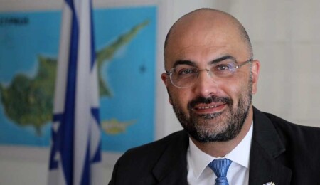 İsrail Büyükelçisi ile AKEL arasındaki tartışma büyüyor: "Alışılmadık bir antisemitizm gözlemiyoruz"