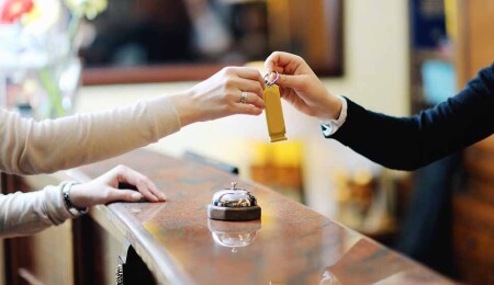 Acente çalışanı, müşterilerin otel konaklama ücretlerini çaldı