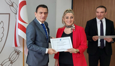 İçişleri Bakanı Dursun Oğuz, bakanlık personeline belge takdim etti