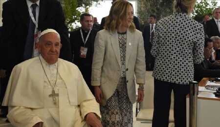 Papa Franciscus, teknolojinin insanlığın hizmetinde olması gerektiğini söyledi