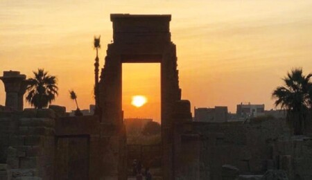 Güneş, Mısır Luksor’daki Karnak Tapınağı’na dik açı ile uzandı