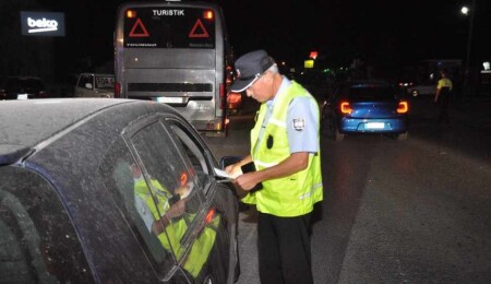Trafik denetimlerinde 505 araç sürücüsü rapor edildi