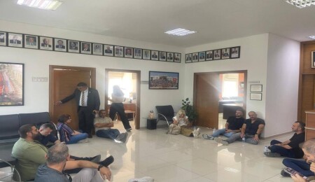 KTOEÖS, Milli Eğitim Bakanlığı içerisinde oturma eylemi başlattı