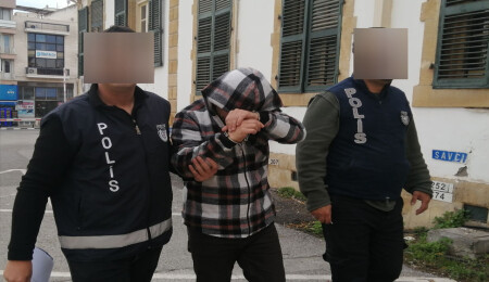 Kredi kartını vermediği gerekçesiyle eşini darbetti!