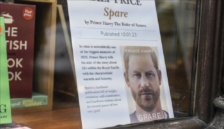 Prens Harry, kitabında Kraliçe'nin ölümünü BBC'nin sayfasından öğrendiğini yazdı