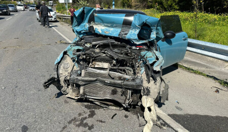 Girne – Lefkoşa ana yolunda bir araç bariyerlere çarptı