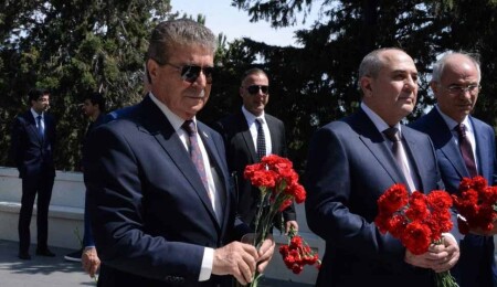 Başbakan Üstel, Aliyev Anıt Mezarı’nı, Türk ve Azerbaycan şehitliklerini ziyaret etti