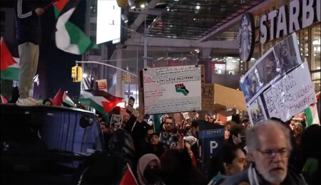 Hollanda'da bir araya gelen gruplar, Starbucks şubelerinin önünde İsrail'i protesto etti