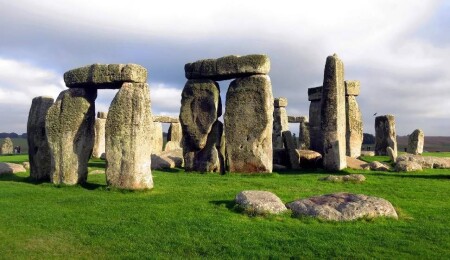 İngiltere'de çevreciler Stonehenge taşlarına turuncu toz boya püskürttü