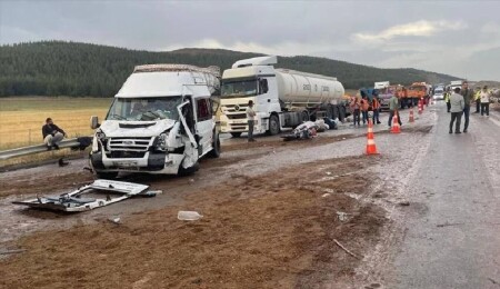 Tarsus-Adana-Gaziantep Otoyolu'nda zincirleme trafik kazası: 2 kişi öldü, 20 kişi yaralandı