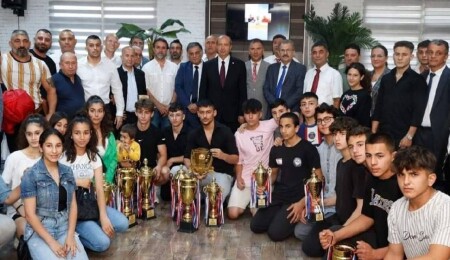 Cumhurbaşkanı Ersin Tatar, KKTC Güreş Federasyonu’nun düzenlediği ödül törenine katıldı
