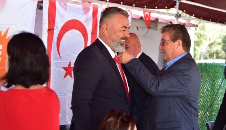 Ünal Üstel, UBP'ye katılan Beyarmudu Belediye Başkanı Bülent Bebek'e rozetini taktı
