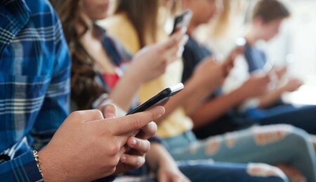 İspanya'da 16 yaş altına cep telefonu kullanımına yasak getirilmesi tartışılıyor