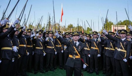 Türkiye'de teğmenlerin ihracına karşı çıkan komutan, emekliliğini istedi