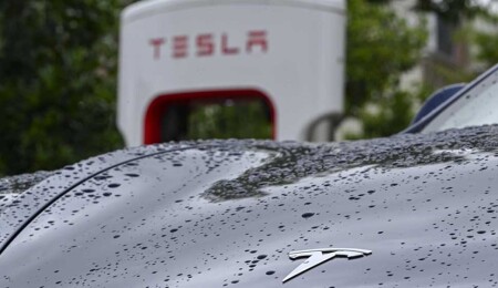Tesla Avrupa'da sert fren yaptı: Satışlar sert düşüşte