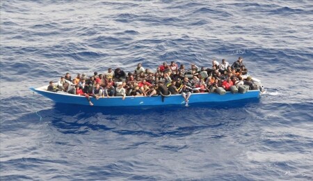 Libyalı göçmenleri taşıyan tekne Malta açıklarında karaya oturdu
