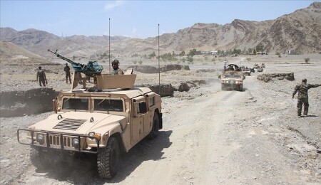 Afganistan'da 2 vilayet merkezi Taliban kontrolüne geçti