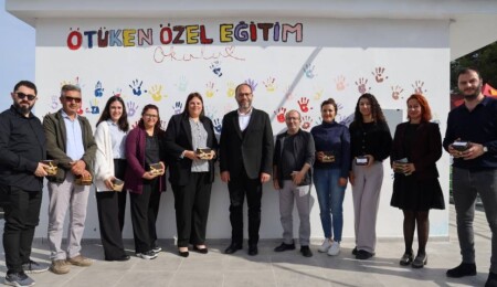 Hasan Sadıkoğlu, Öğretmenler Günü dolayısıyla Ötüken Özel Eğitim Okulu’nu ziyaret etti