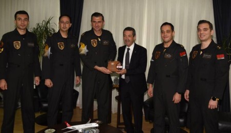 Tahsin Ertuğruloğlu, SOLOTÜRK pilotlarıyla TMK'yı ziyaret etti